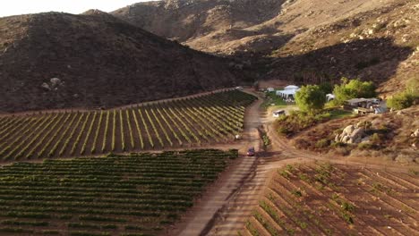 Vista-Aérea-De-Un-Lugar-De-Celebración-De-Bodas-Cerca-De-Un-Viñedo