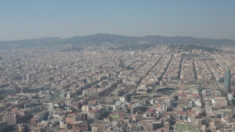 Vorwärts-Fliegen-über-Metropole.-Blöcke-Verschiedener-Gebäude-In-Städtischen-Bezirken.-Berühmte-Basilika-Sagrada-Familia-In-Der-Ferne.-Barcelona,-Spanien