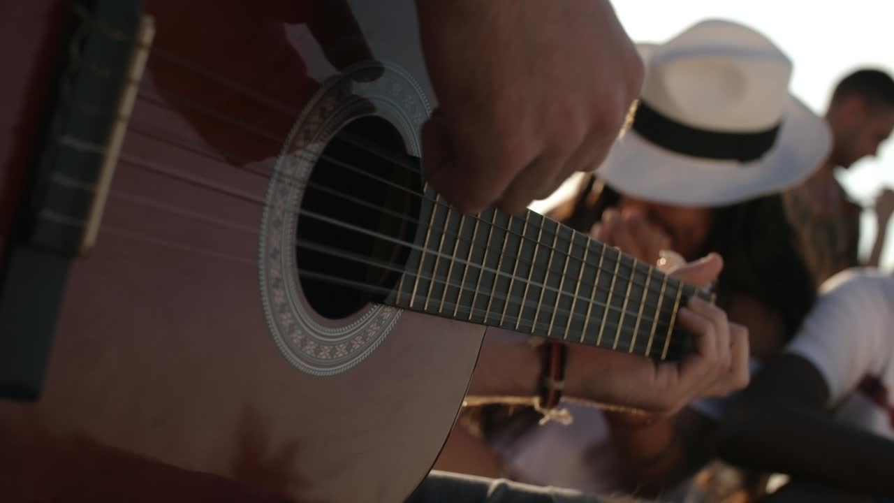 amigos despreocupados cantando y tocando la guitarra