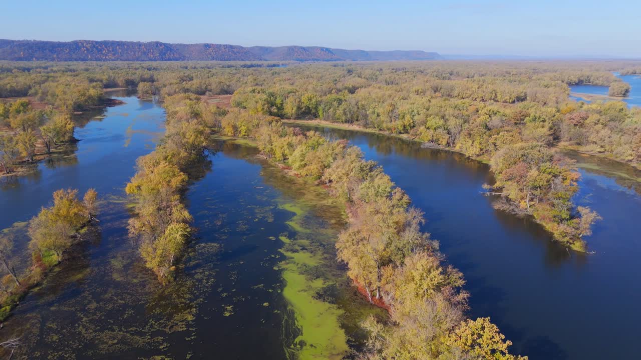 Paisagem pitoresca de outono ao longo do Rio Mississipi na região de Driftless