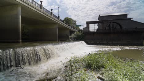 Wasserfall-Führt-Zur-Alten-Wassermühle-Am-Fluss-In-Jasper,-Indiana