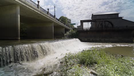 caída de agua que conduce al viejo molino de agua en el río en jasper indiana
