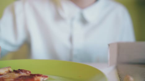 El-Colegial-Toma-Pizza-De-La-Caja-En-La-Cena-En-El-Primer-Plano-De-La-Habitación.