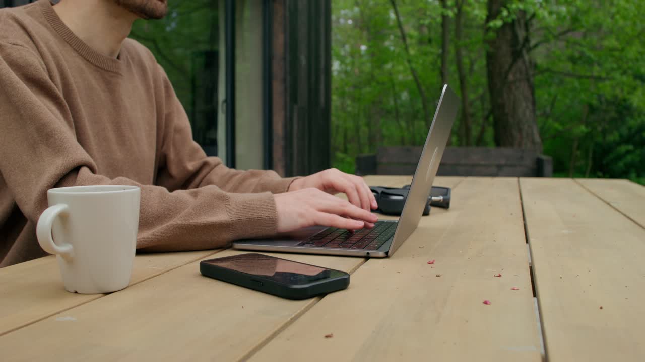 야외에서 노트북 작업을 하는 남자