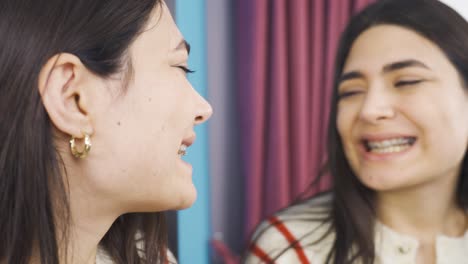 Mujer-Joven-Deprimida-Mirándose-En-El-Espejo.