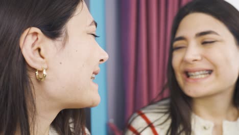 una joven deprimida mirándose en el espejo.