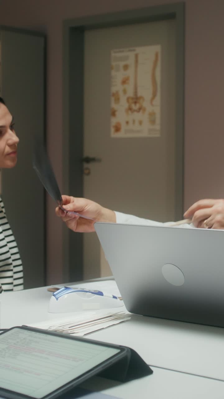 médico y paciente revisando las radiografías
