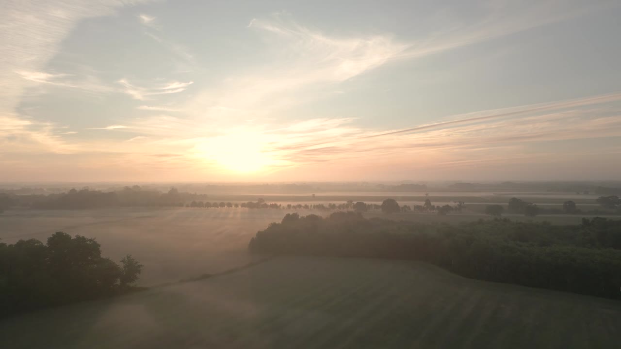 amanecer brumoso sobre las tierras de cultivo