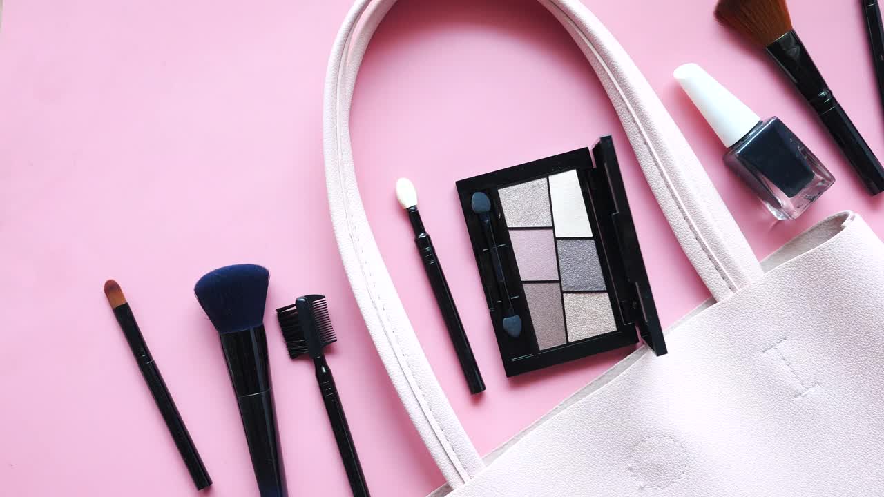 화장품과 질이 있는 분홍색 메이크업 가방