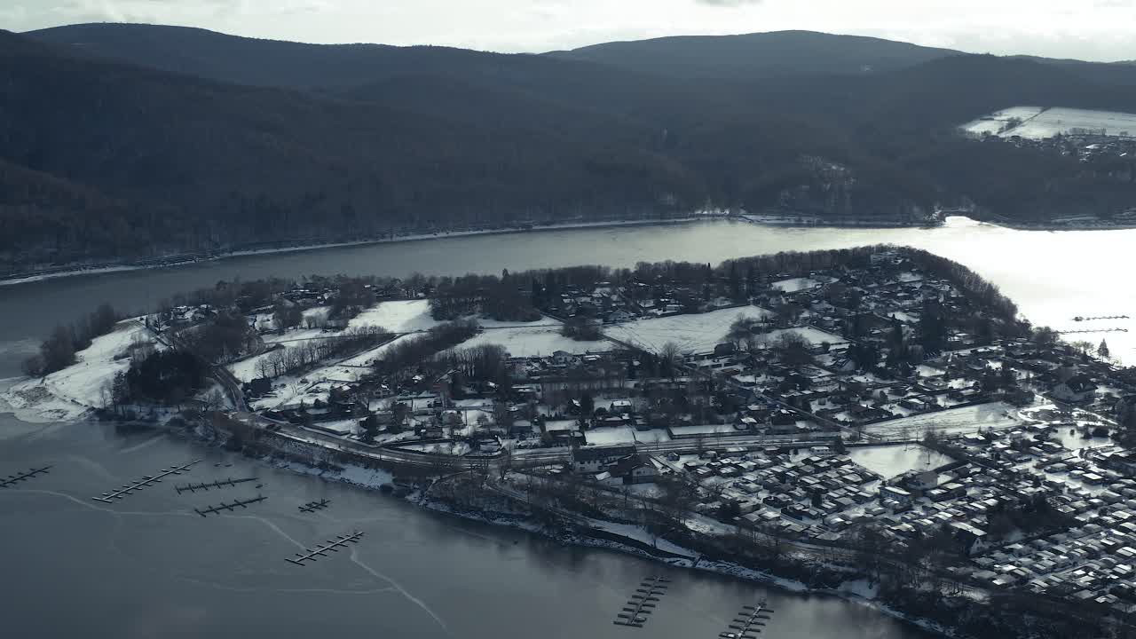 겨울철 켈러 국립공원의 무인 항공기 공중 전망