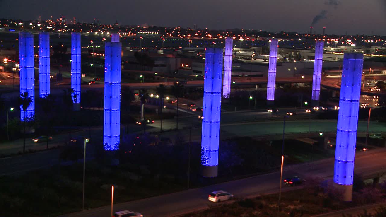 una descripción general del aeropuerto internacional de los ángeles al atardecer con tráfico conduciendo