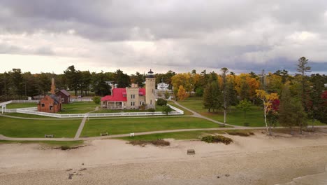 Antiguo-Faro-De-Mackinac-Point,-Mackinaw-City,-Michigan,-Estados-Unidos,-Vista-De-órbita-Aérea