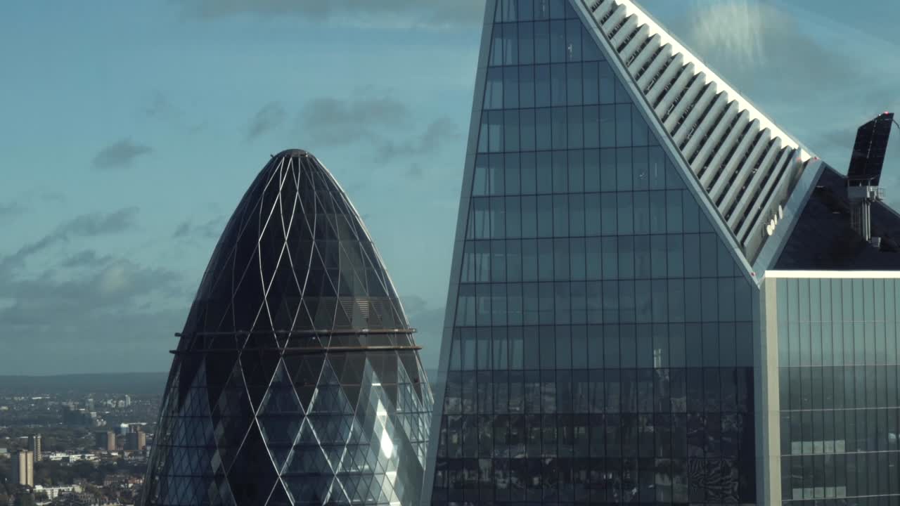 상징적인 마천루가 있는 런던 시내 풍경