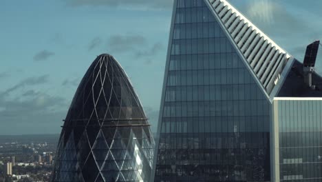 el paisaje urbano de londres con rascacielos icónicos