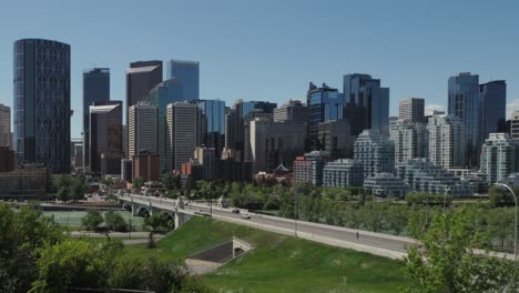 Lapso-De-Tiempo-De-Tráfico-Mientras-El-Tráfico-Cruza-Un-Hermoso-Puente-Viejo-Hacia-El-Centro