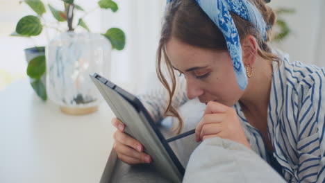 retrato de una mujer involucrada en el aprendizaje en línea con una tableta digital