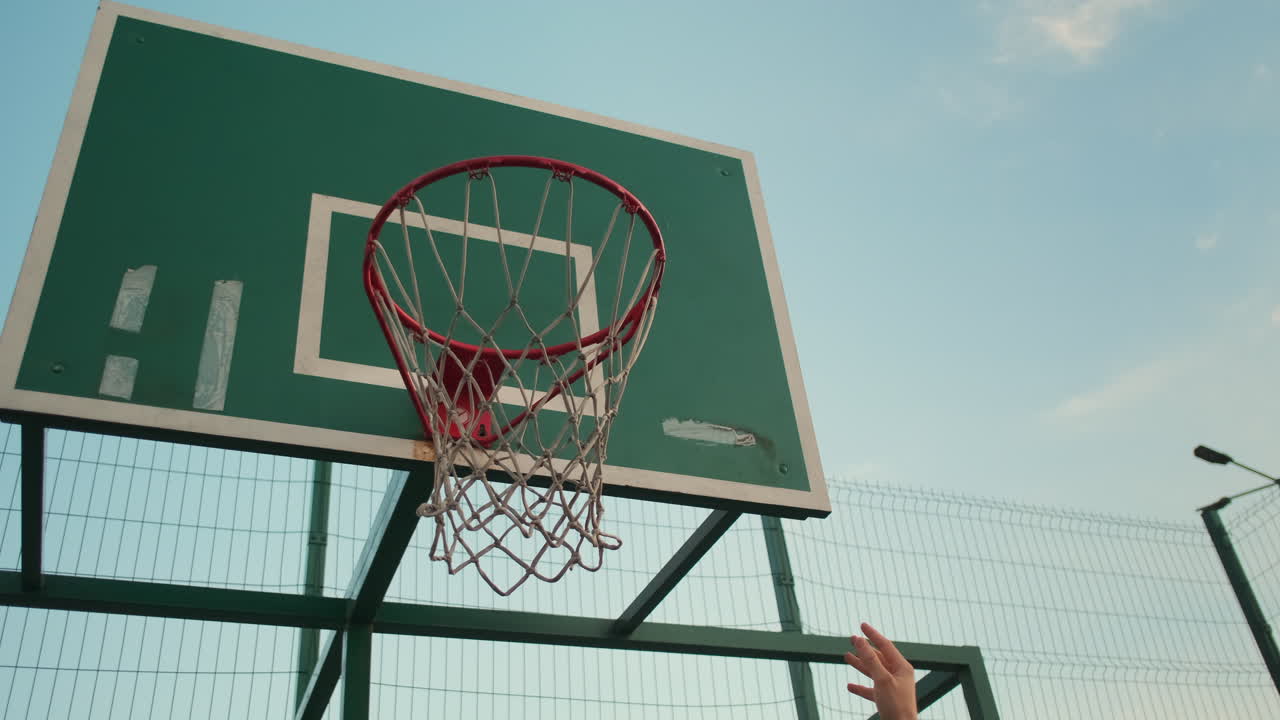 aro de baloncesto en la cancha al aire libre