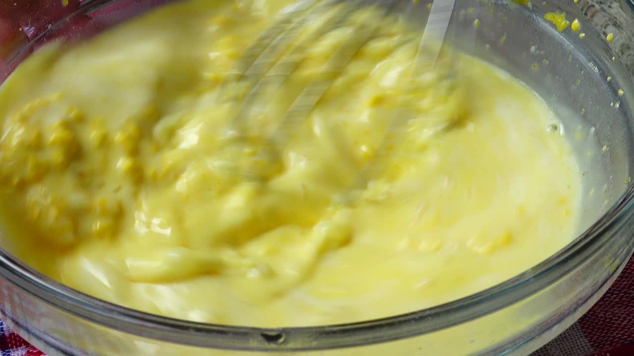 Miscela di uova e latticini per crema pasticcera. Preparazione della crema pasticcera.