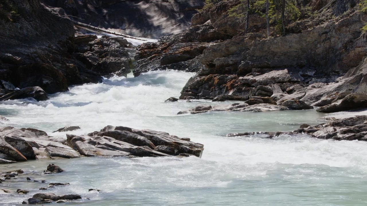 Rapida di acque bianche: acqua di montagna pulita scorre a cascata attraverso un terreno roccioso.