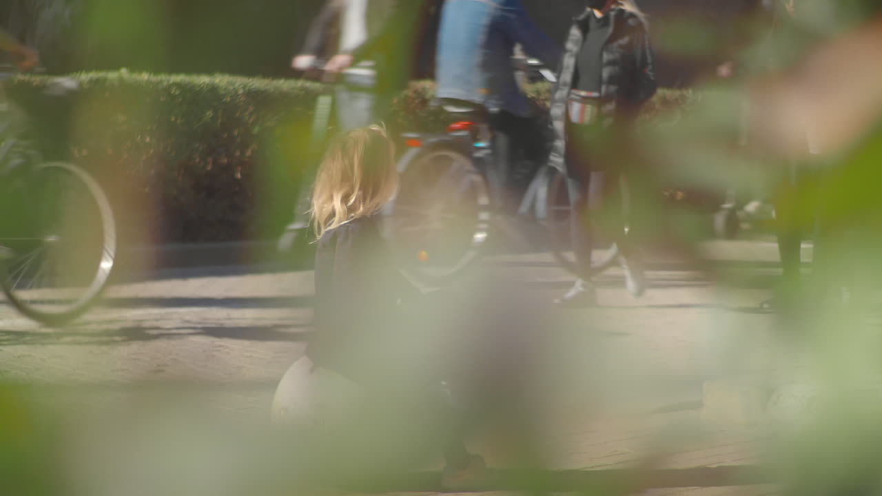 보행자, 자전거, 전기 스쿠터 가 있는 도시 거리