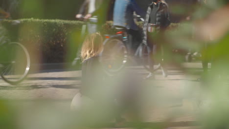 Calle-De-La-Ciudad-Con-Peatones,-Bicicletas-Y-Scooters-Eléctricos.