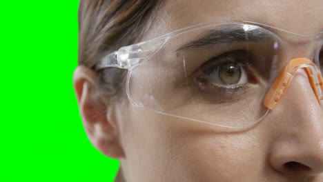 Frau-Mit-Futuristischer-Brille-Vor-Grünem-Bildschirm