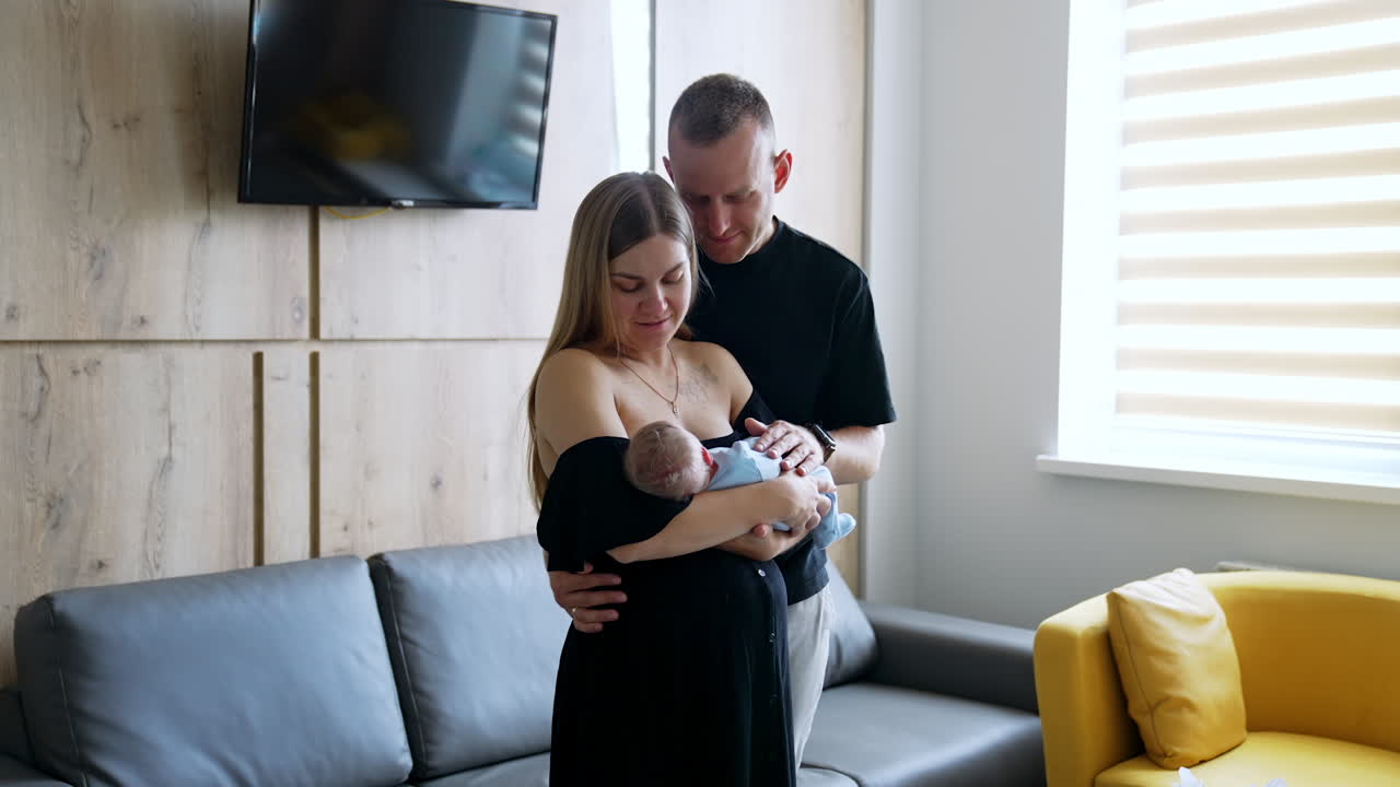 padres sosteniendo a un bebé recién nacido