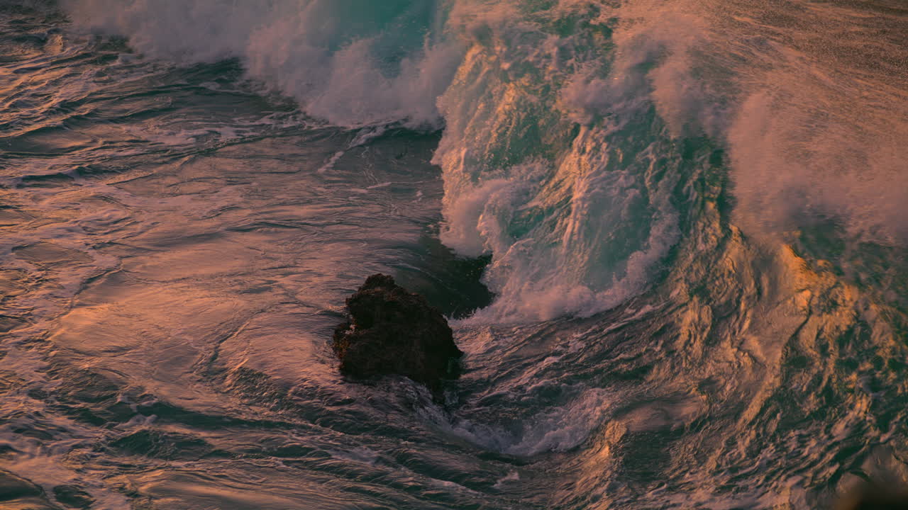 el mar oscuro espumando por la noche, la naturaleza en primer plano, las olas del atardecer rompiendo en la costa.