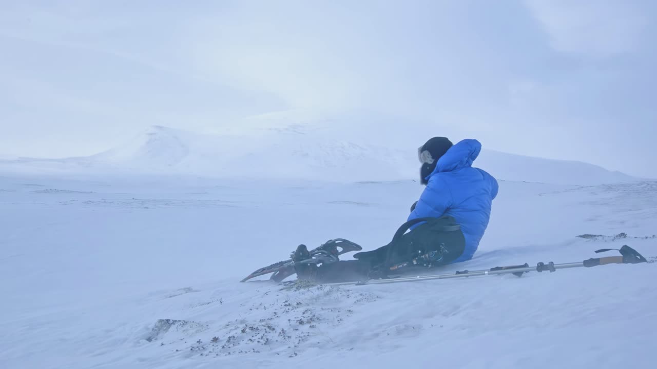 노르웨이 의 눈 인 산책 도중 에 관광객 이 뜨거운 음료 를 마시기 위해 휴식 을 한다