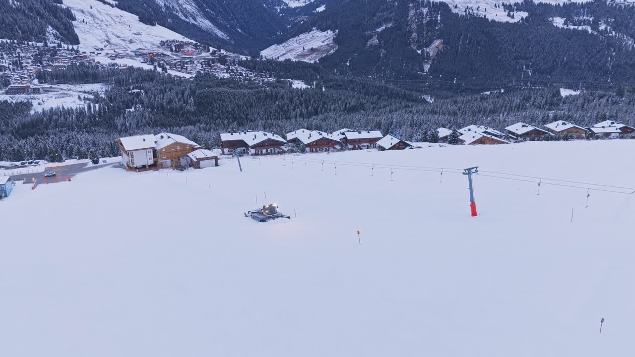 Veduta aerea delle località sciistiche austriache Königsleiten e Krimml, che mostra piste battute, cime innevate e aree ricreative invernali.