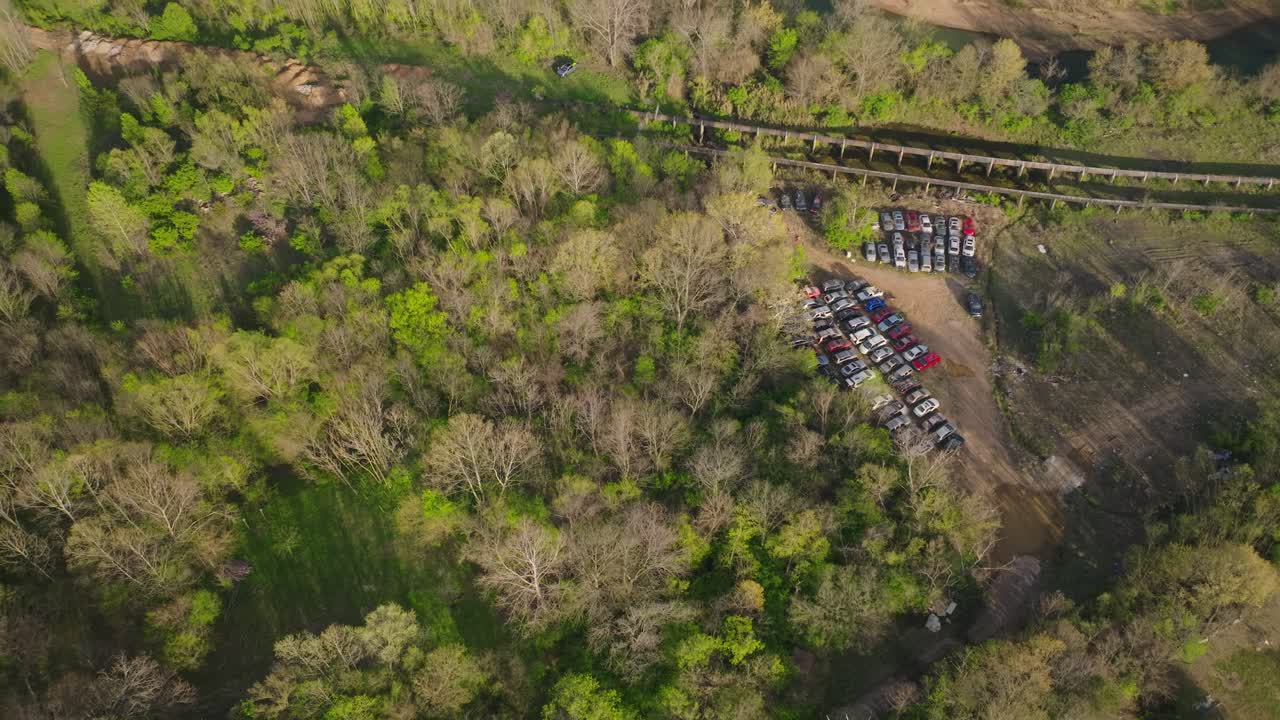 울창한 숲 속에 숨겨진 잊혀진 폐기물 창고의 항공 영상