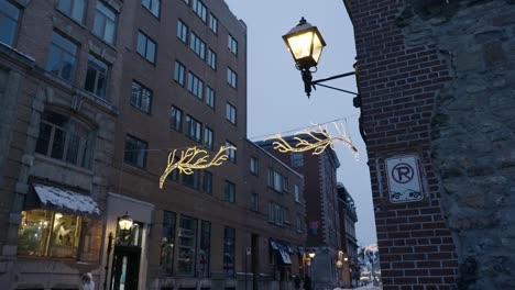 Orange-gelbe-Straßenlaterne-An-Der-Gebäudeecke-Leuchtet-über-Der-Ruhigen-Straße