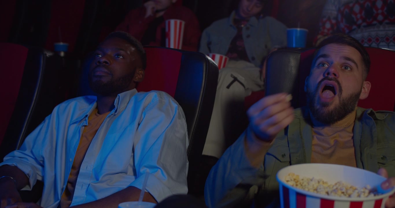 To mænd ser en film i en biograf