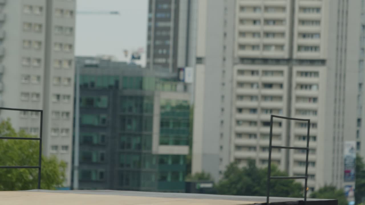 ciclista de bmx hace un truco de voltereta hacia atrás desde una escalera en un área urbana