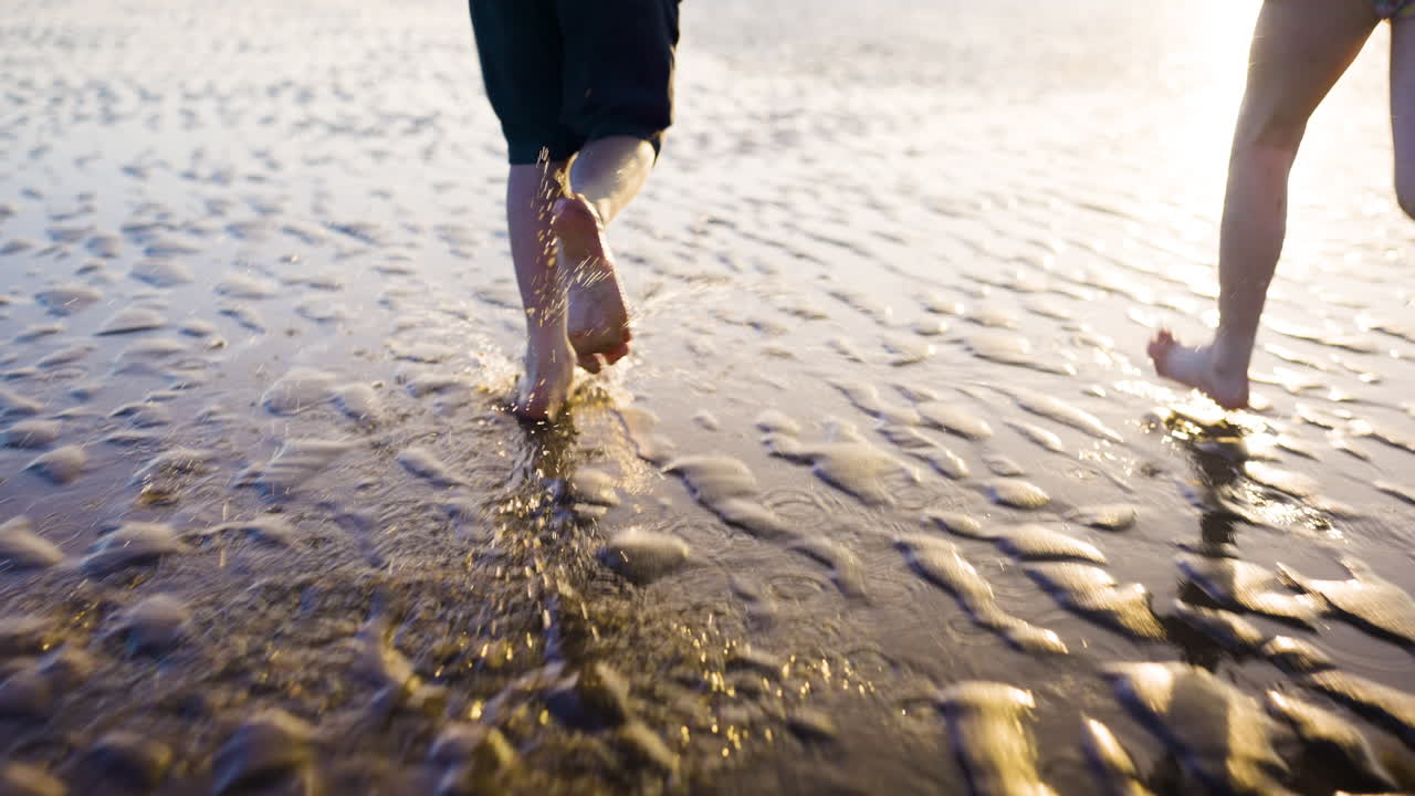 해가 지면 해변에서 달리는 아이들