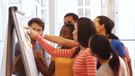ejecutivos de negocios discutiendo en la pizarra