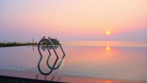 Impresionante-Paisaje-Marino-Al-Aire-Libre-Reflejo-De-La-Puesta-De-Sol-De-Color-Púrpura-En-La-Piscina-Infinita-En-El-Hotel-De-Tailandia