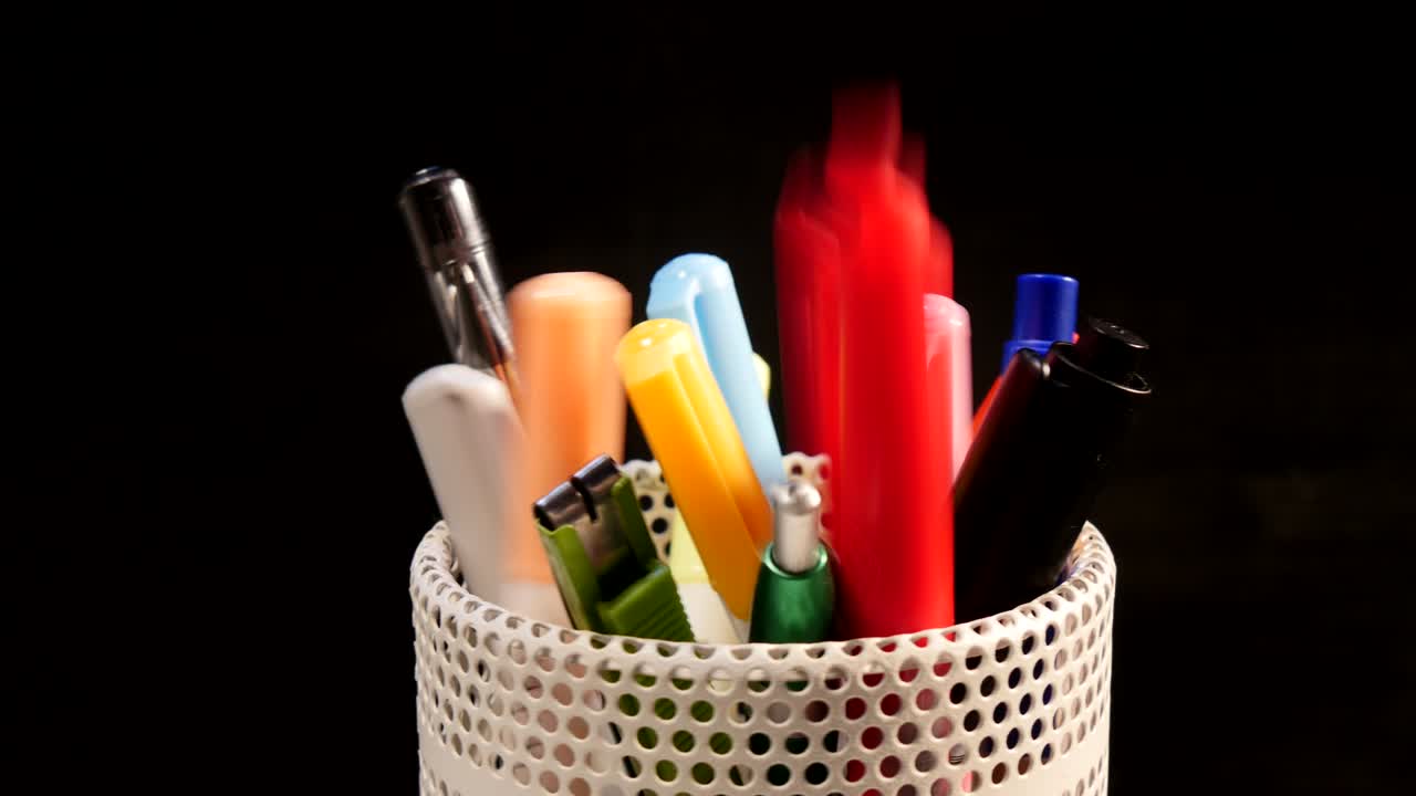 положите карандаши на поворотный корпус карандаша