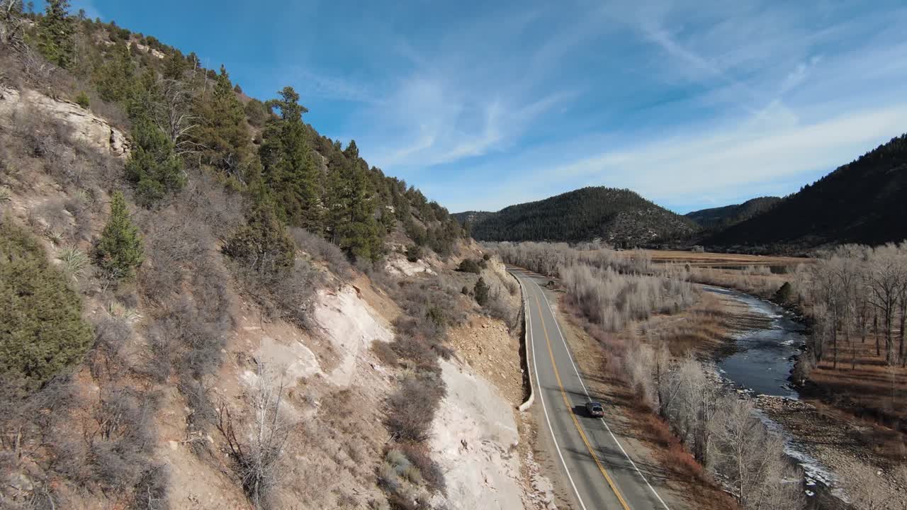 fpv a lo largo de roca y coche en carretera