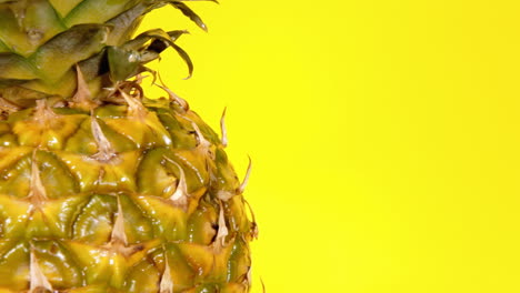 una piña entera madura en una superficie giratoria