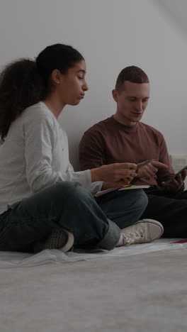 pareja eligiendo colores de pintura para la renovación del hogar