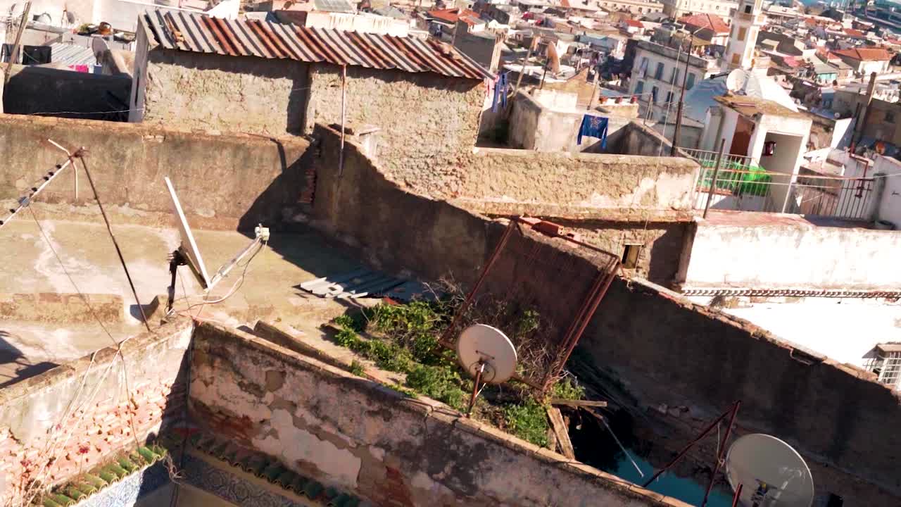 terraza de una casa vieja con parabils en el techo en la kasbah de argel