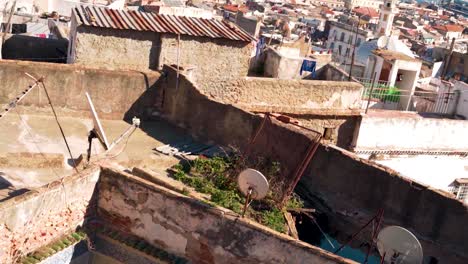 Terraza-De-Una-Casa-Antigua-Con-Parábolas-En-El-Techo-De-La-Kasbah-De-Argel