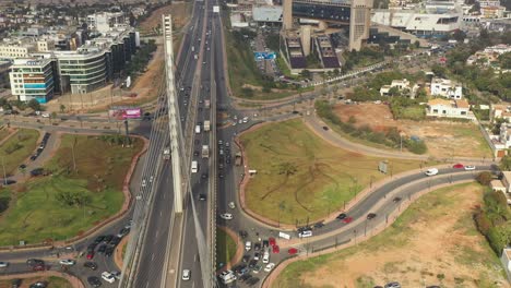 vista aérea del puente atirantado de casablanca con el tráfico