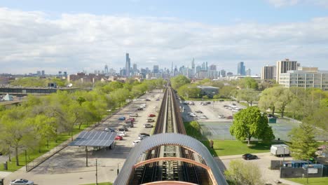 Se-Revela-La-Moderna-Estación-De-Metro-De-Chicago,-Retroceso-Aéreo