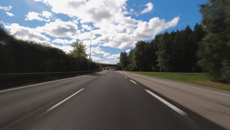 Hyperlapse-Pov:-An-Einem-Sonnigen-Tag-Auf-Einer-Geteilten-Vorstadtautobahn-Fahren