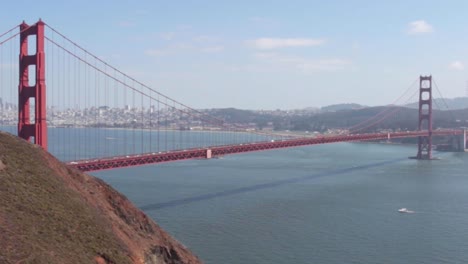 Golden-Gate-Bridge-Zeitraffer-Weit-Mit-San-Francisco-Im-Hintergrund