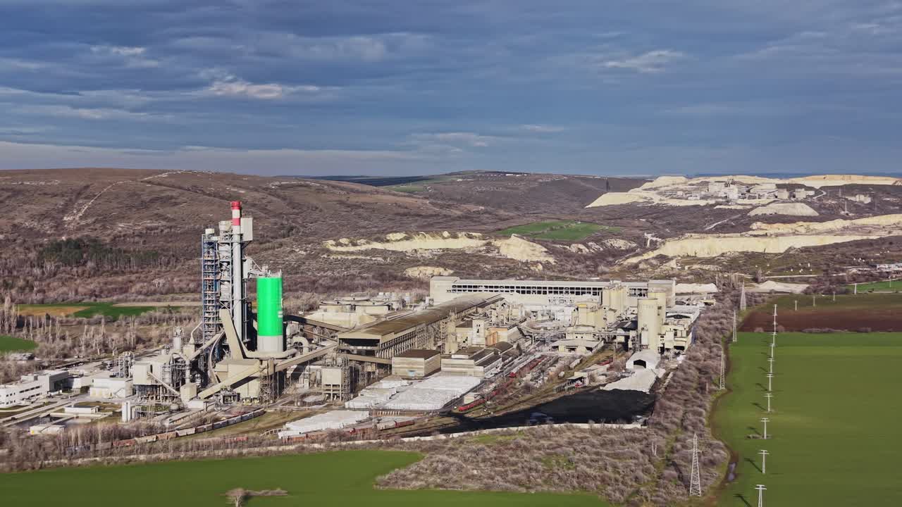 Industriområde med fabrikk og åpent land i et kupert område