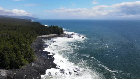 Imágenes-De-Drones-De-4k-De-Un-Vuelo-Directo-Sobre-La-Brusca-Línea-De-La-Costa-Del-Pacífico-Con-Grandes-Olas-Rompiendo-Debajo