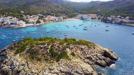 Playa-De-San-Telmo,-Con-Aguas-Cristalinas-Y-Barcos-Anclados,-Vista-Aérea,-En-La-Isla-De-Mallorca,-España,-En-El-Mar-Mediterráneo